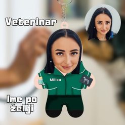 Veterinar Mini Me Drveni Privezak sa tvojim likom i imenom