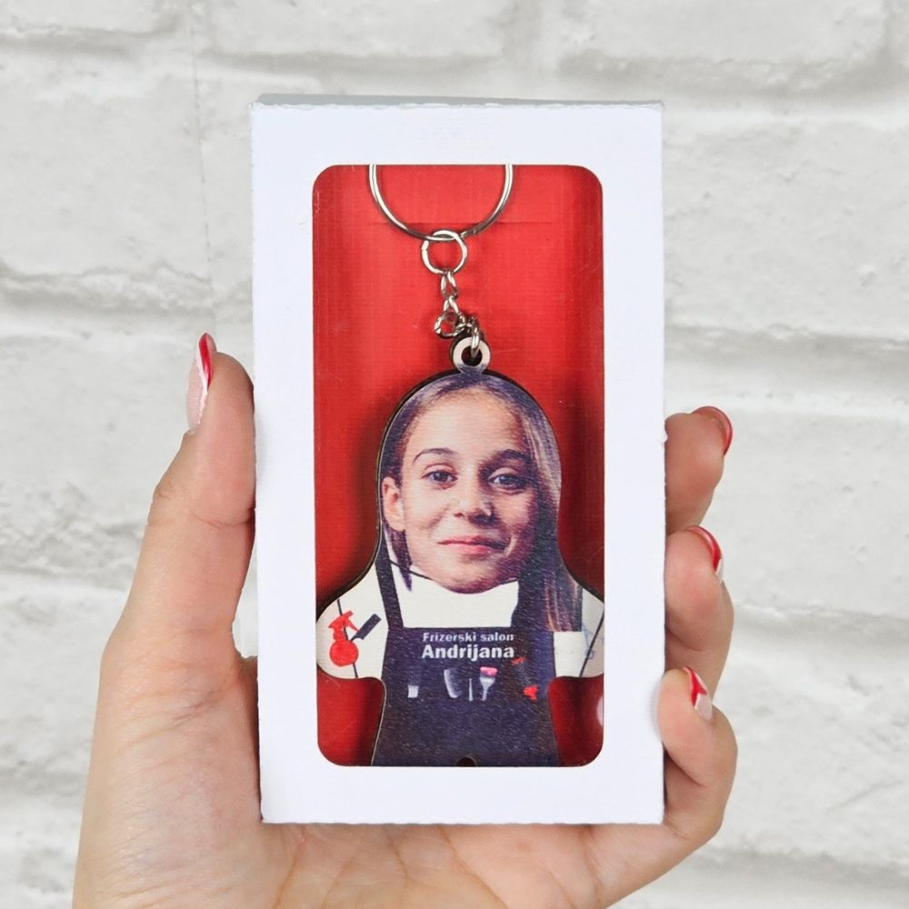 Zenski Frizer Mini Me Drveni Privezak sa tvojim likom i imenom salona - Slika 3
