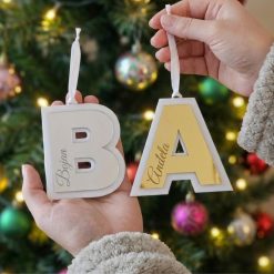 Ukras za jelku u obliku slova sa imenom