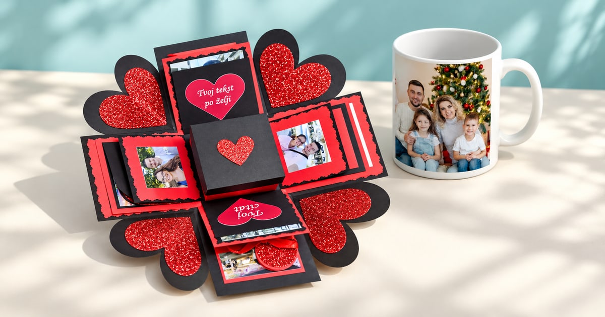 Otvorena crveno-crna Mini Box kutija sa fotografijama i bela šolja sa porodičnom slikom