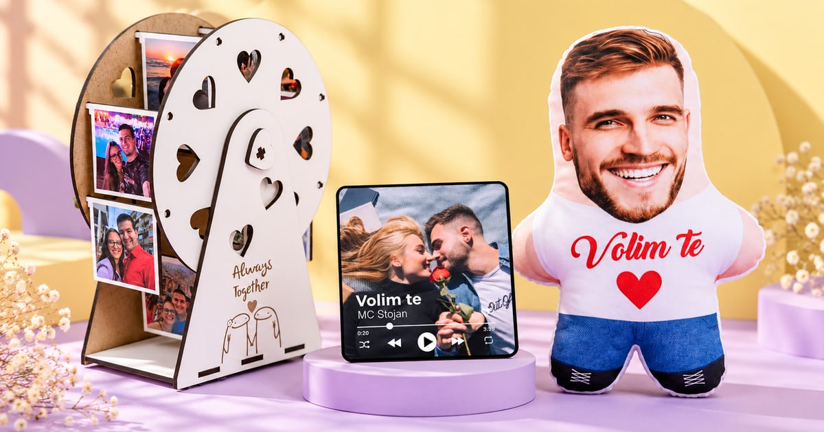 Drveni točak sa fotografijama, muzički magnet sa slikom i muški Mini Me jastuk na svetloljubičastoj podlozi