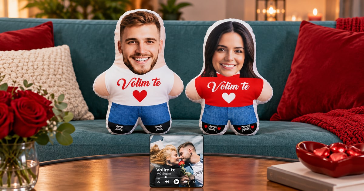 Muški i ženski Mini Me jastuk sa natpisom Volim te na tirkiznoj sofi i mali muzički foto magnet na stolu