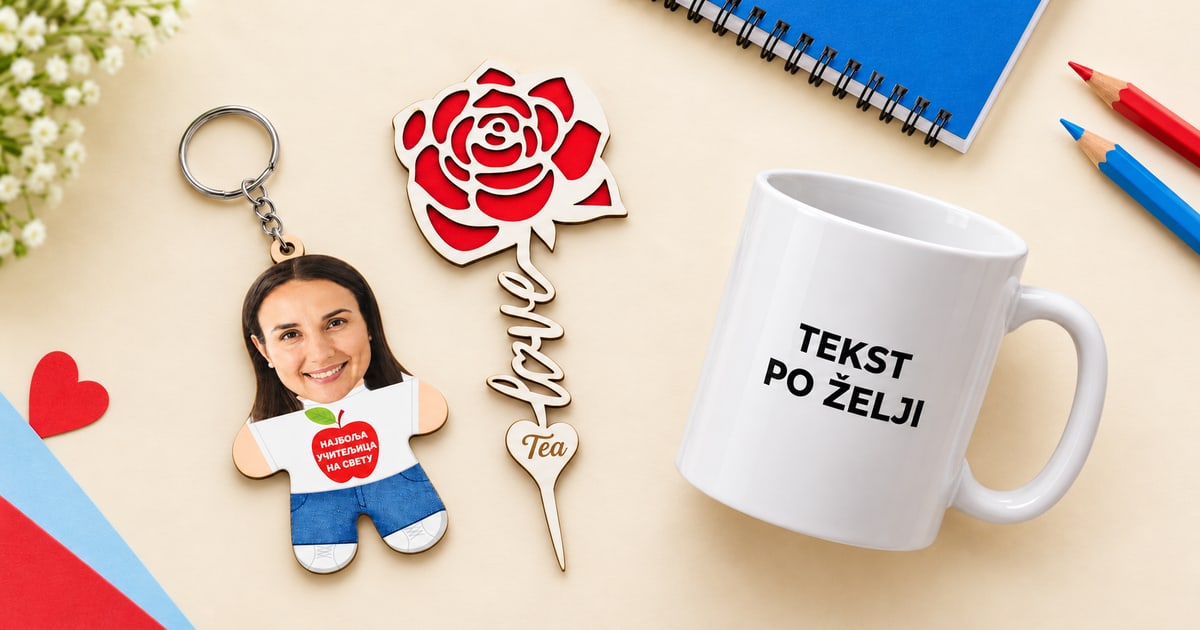Privezak učiteljice sa crvenom jabukom, bela šolja sa natpisom i drvena ruža sa imenom Tea pored školskog pribora