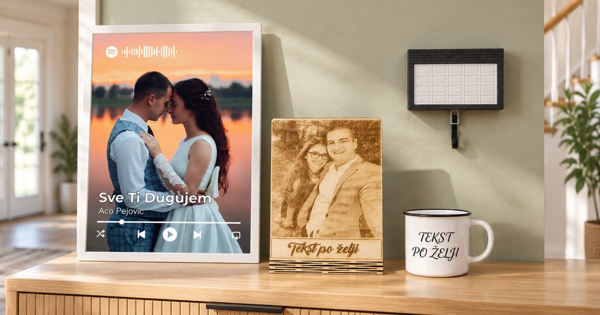 Garažni držač na zidu novog doma i komoda sa belim foto posterom, graviranom plaketom i lončetom sa crnim rubom