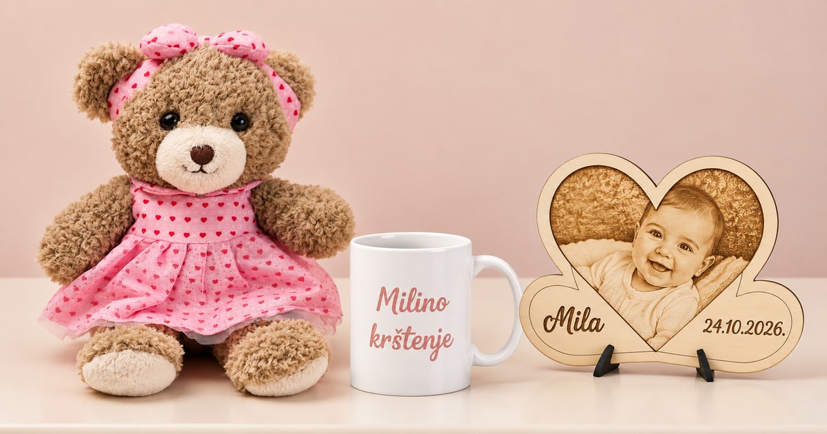 Bella meda sa roze haljinicom, bela šolja Milino krštenje i drveno srce sa graviranom fotografijom, imenom Mila i primerom datuma