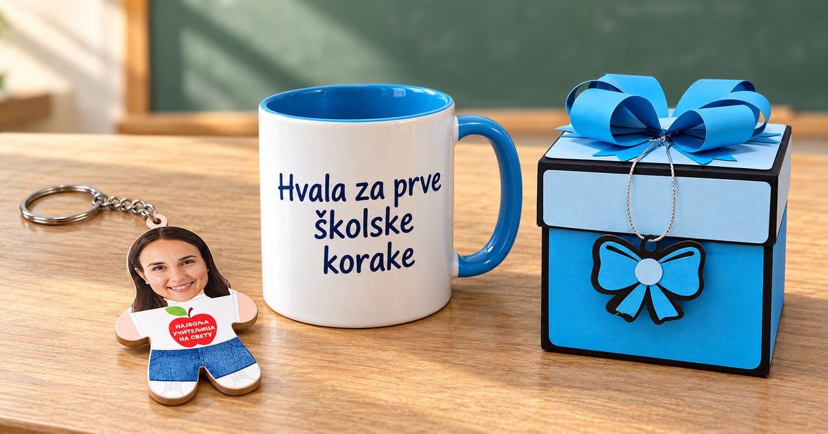 Drveni Mini Me privezak učiteljice, šolja sa plavom drškom Hvala za prve školske korake i zatvorena plava Mašna kutija