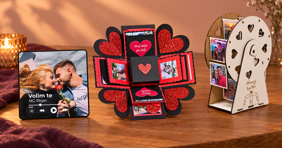 Muzički magnet sa fotografijom, otvorena Mini Box kutija i drveni točak sa slikama na toploj večernjoj postavci