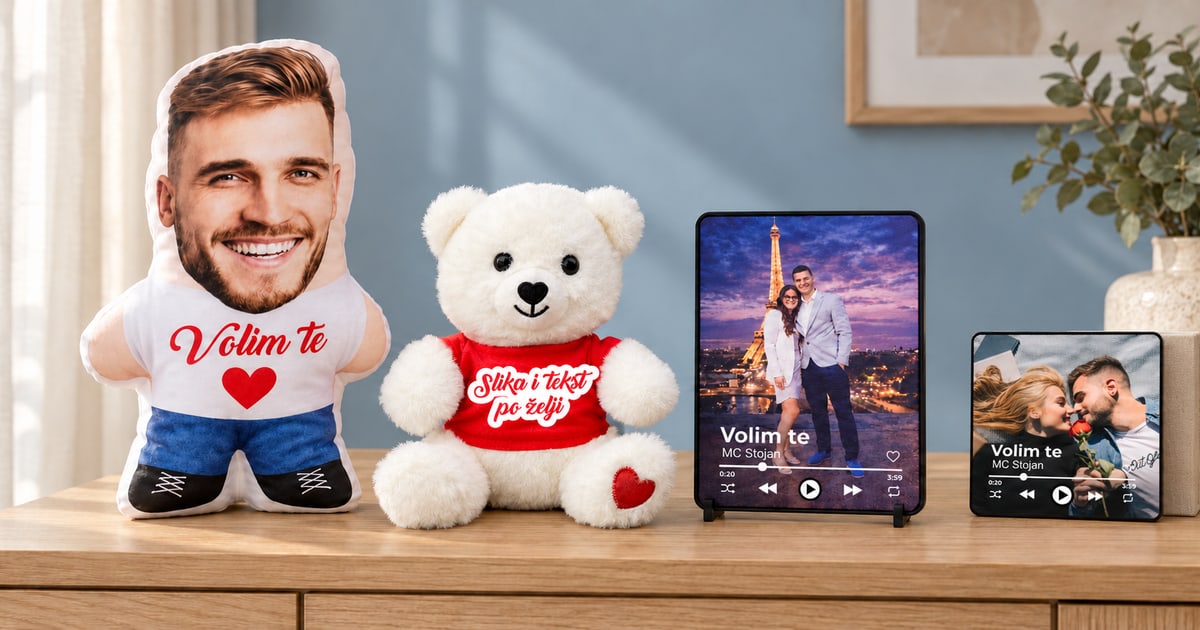 Mini Me jastuk sa likom, beli Valentino meda, muzički ram i mali muzički magnet na drvenoj komodi