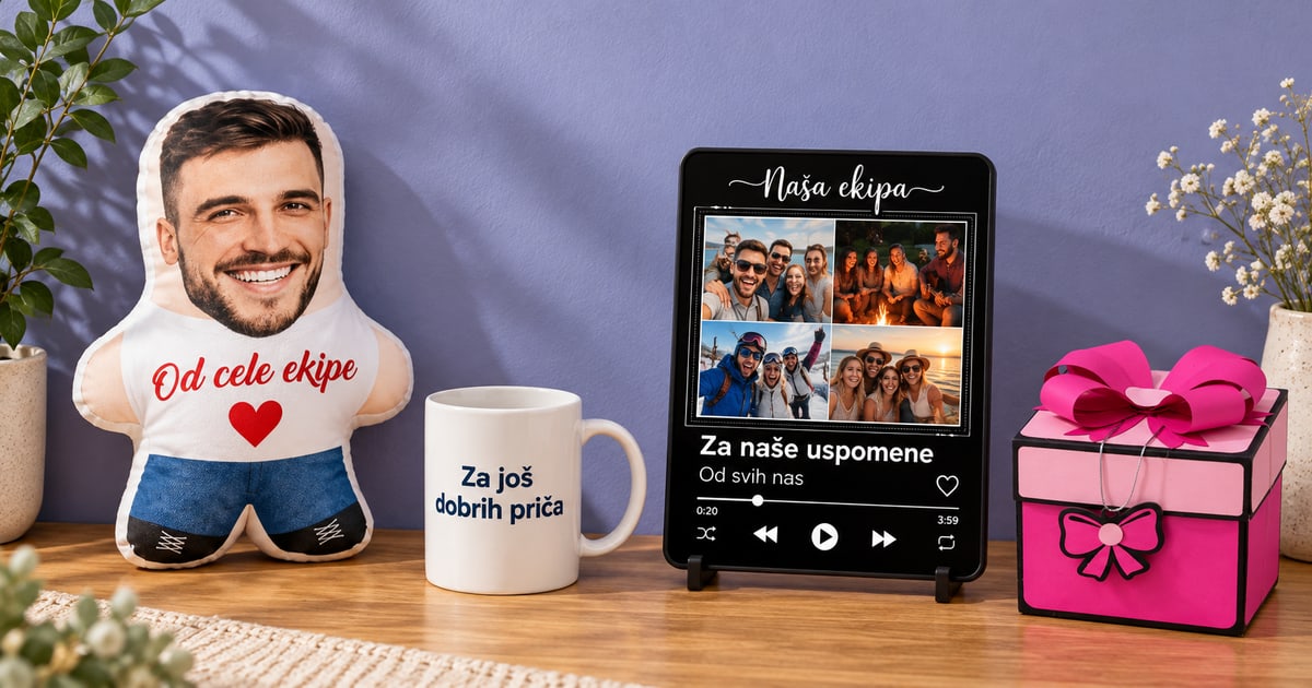 Mini Me jastuk Od cele ekipe, bela šolja, muzički ram sa četiri fotografije prijatelja i roze Mašna kutija